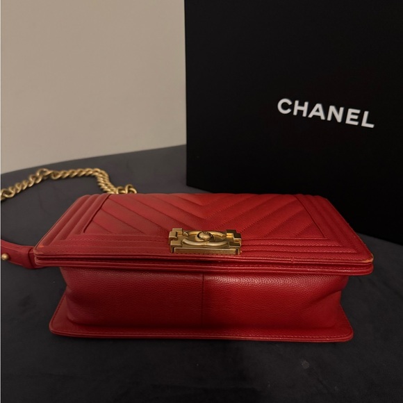 This is an authentic CHANEL Caviar Chevron Quilted Medium Boy Flap in Red - Picture 3 of 9